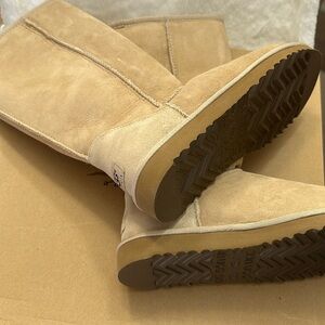Uggs Classic Tall Women Sand brand new Size 7